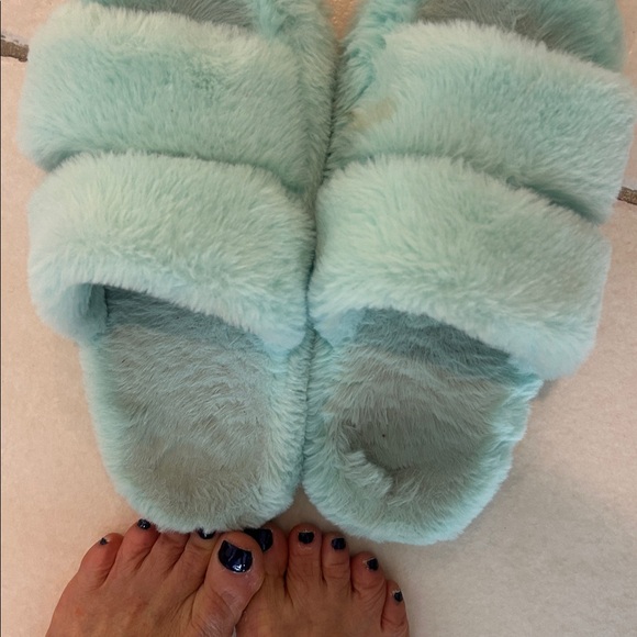 Green fuzzy slippers for feet toes warm worn shoes - Picture 7 of 8